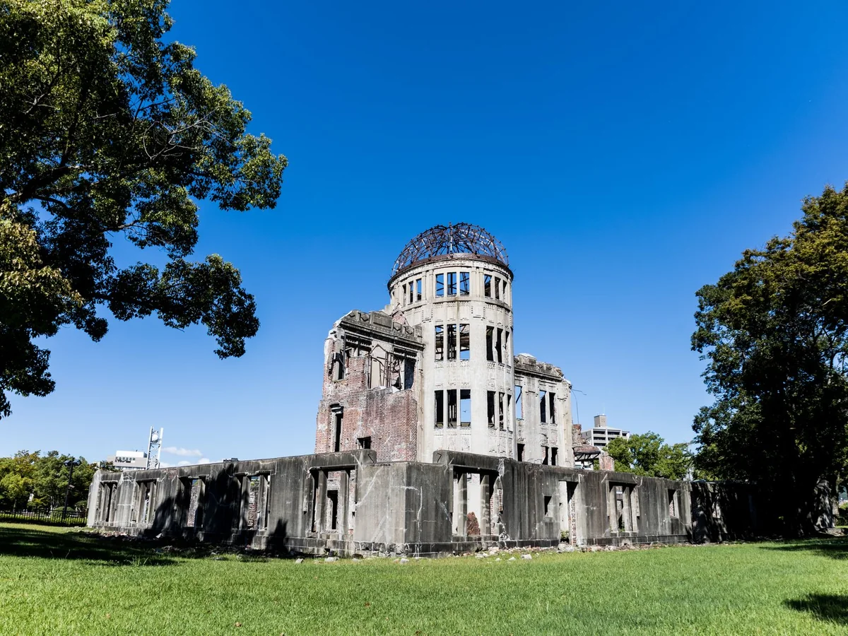 La cupola in rovina dell'ex Sala di Promozione Industriale della Prefettura di Hiroshima, nota come Cupola della Bomba Atomica, sotto un cielo azzurro