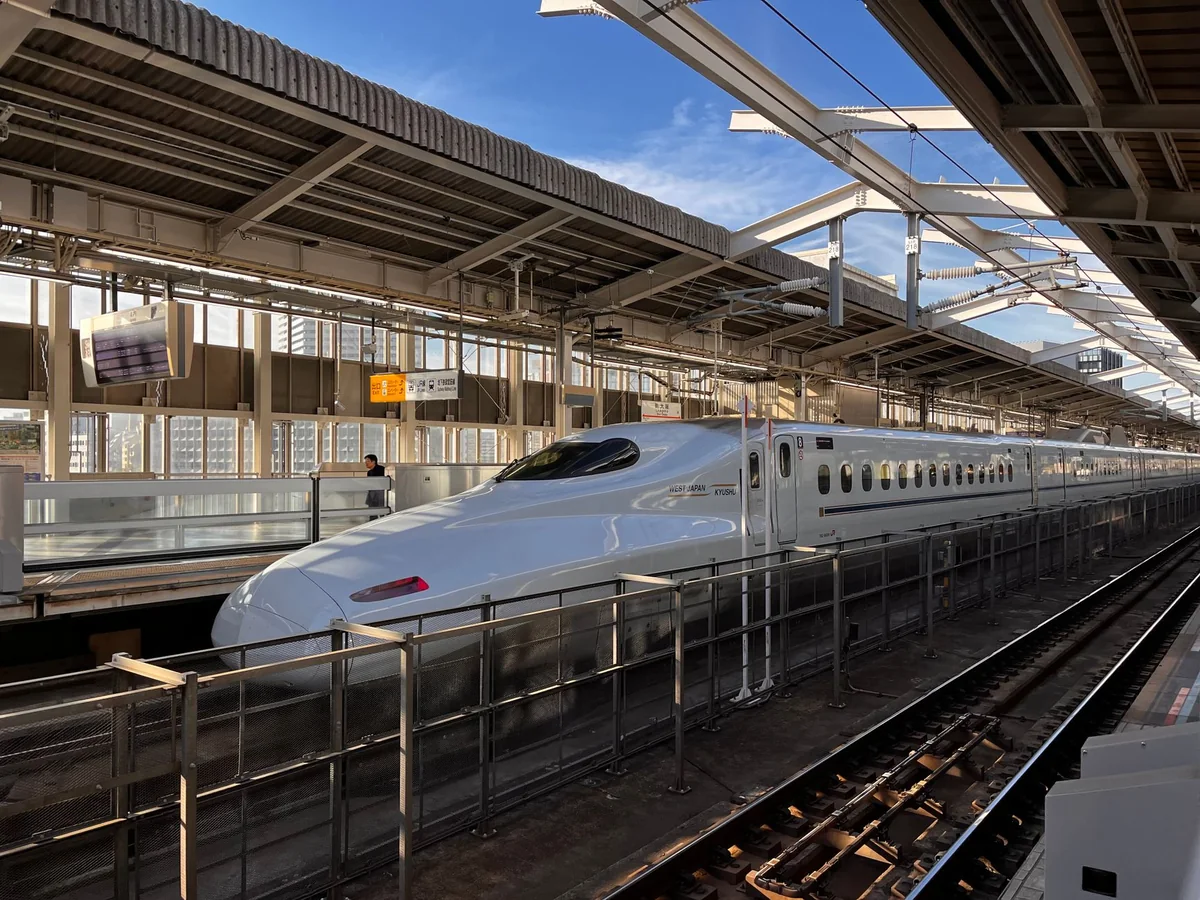 Un treno proiettile shinkansen su un binario di una stazione giapponese